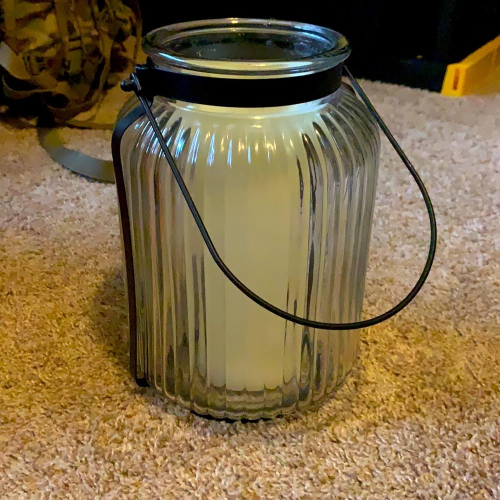 Big vases with or without candles.